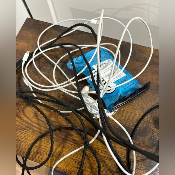 14 old iPhone chargers - Picture 1 of 3